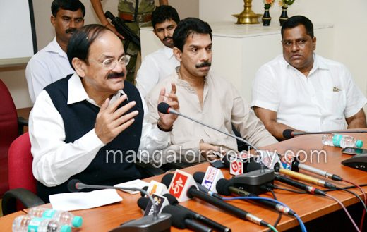 Venkaiah Naidu in mangalore airport 1